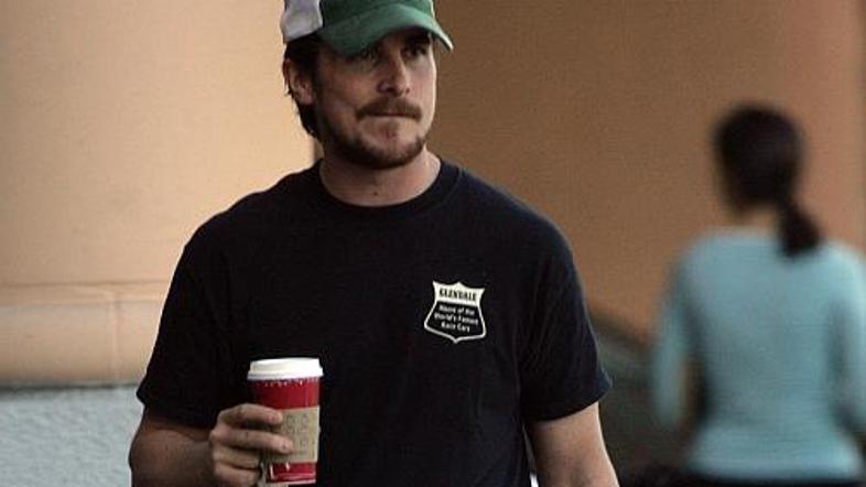 Vlog mu ne manjka. Še posebej rad se poslužuje igranja močnih karakterjev.