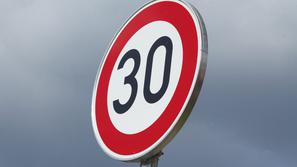 prometni znak omejitev 30