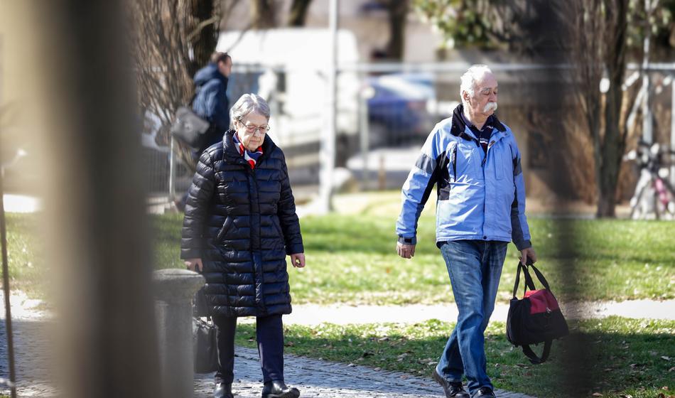 Za upokojence brezplačno, dijaki in študenti pa morajo plačevati, zakaj je tako