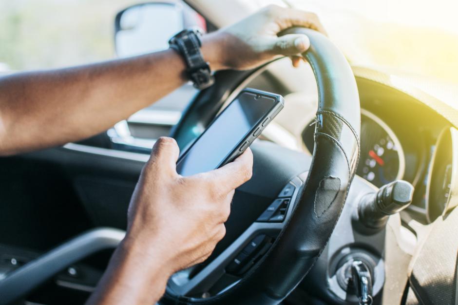 vožnja mobilni telefon volan avtomobil | Avtor: Profimedia