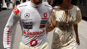 Lewis svojemu dekletu stoji ob strani. (Foto: Reuters)