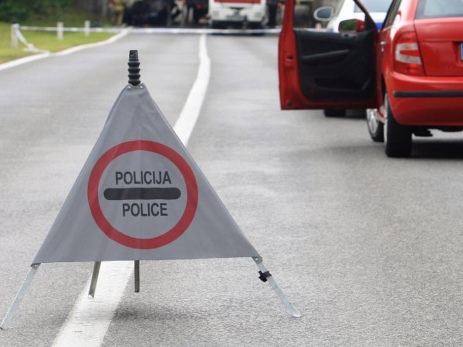 Novice: prometna nesreča znak policija trikotnik nesreča | Avtor: Nik Rovan