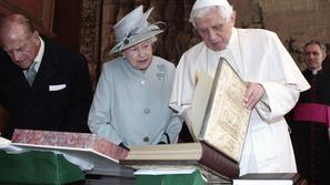 Papež se je med septembrskim obiskom srečal tudi s kraljico Elizabeto II. (Foto: