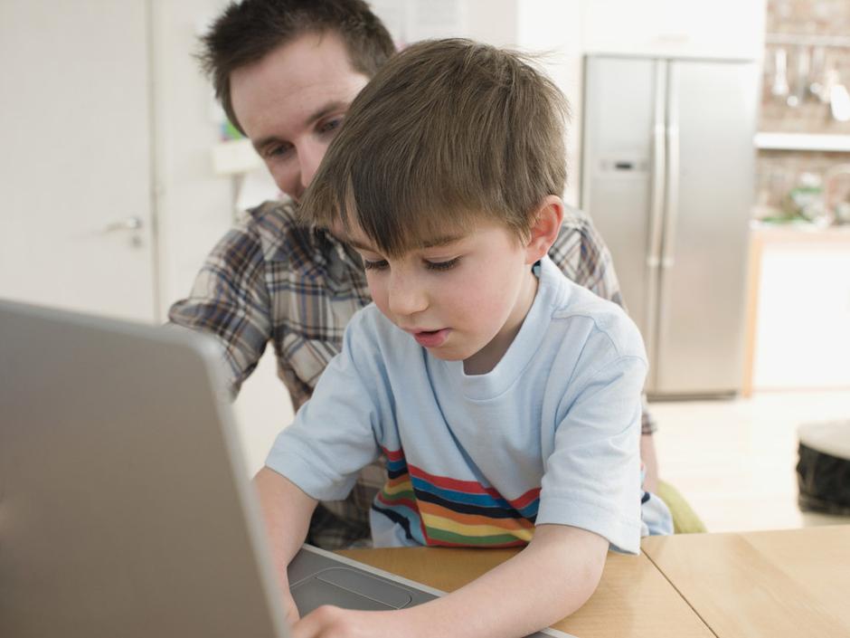 računalnik zaslon otrok starš oče | Avtor: Shutterstock
