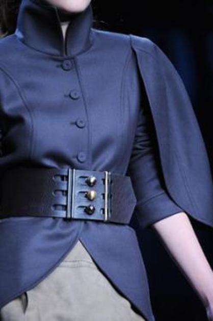 Poudarite obline – širok pas kombinirajte preko jakne.