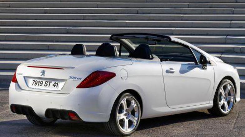 Kabriolet ali kupe - v nobenem vas ne bi bilo sram.