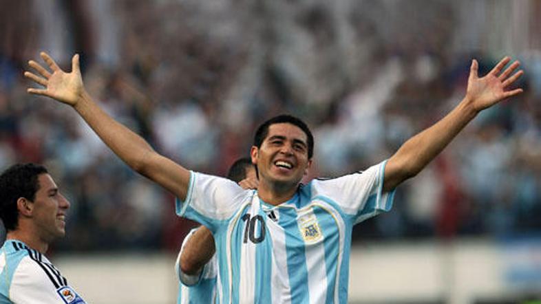 Juan Roman Riquelme je dosegel oba zadetka za zmago Argentine na Čilom.