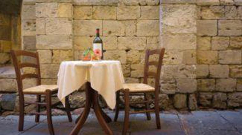 Čaka pogrnjena miza v Toskani ...