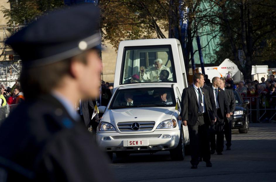 Papež se mudi na obisku v Nemčiji.