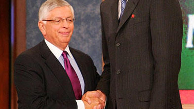 Kitajskega velikana je kot šestega na letošnjem naboru izbralo moštvo Milwaukee 