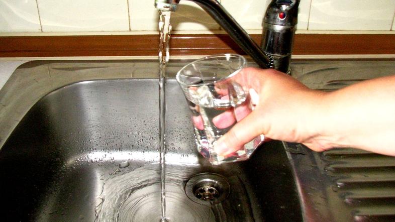 Vodo iz pipe, ki je zdravstveno neustrezna, je treba za uživanje prekuhati in up