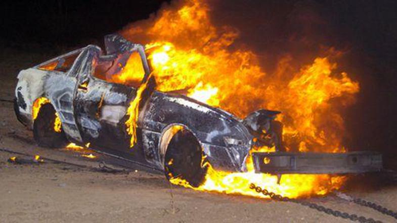 Ognjeni zublji so avtomobil povsem uničili.