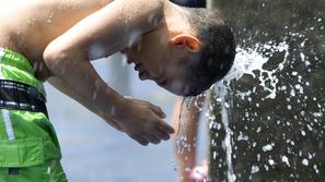 Zelo visoke temperature so objele tudi ZDA, zato se ljudje ohlajajo kar na ulica