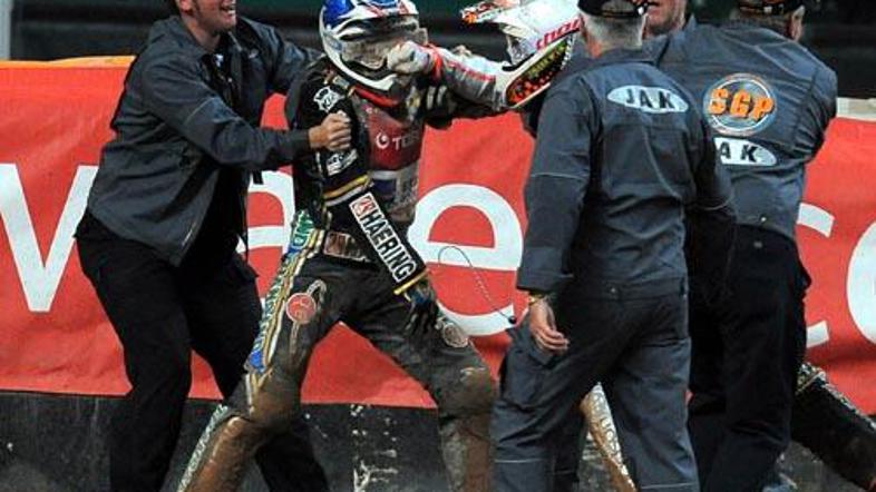 Vročekrvneža so pomirili šele varnostniki.