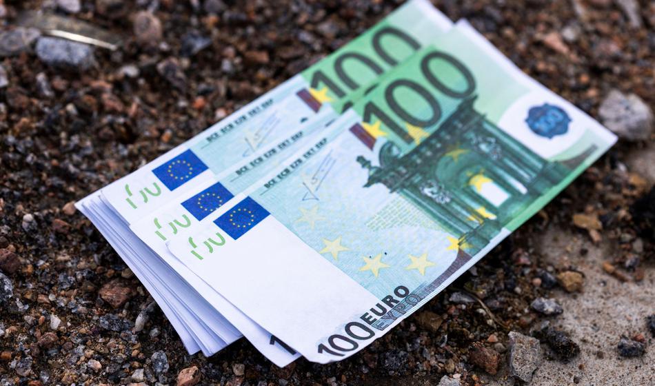 Drzna tatvina, pograbil šop bankovcev in pobegnil