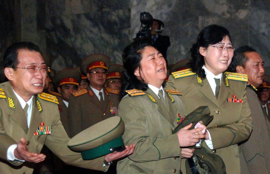 Glasno žalovanje pripadnikov vojske pred krsto 'ljubljenega vodje' v Pjongjangu. | Avtor: EPA