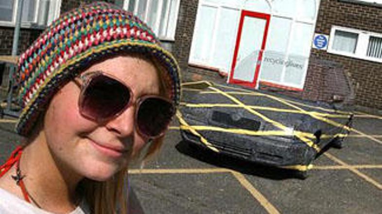 Sara je ponosna na svojo umetnino.