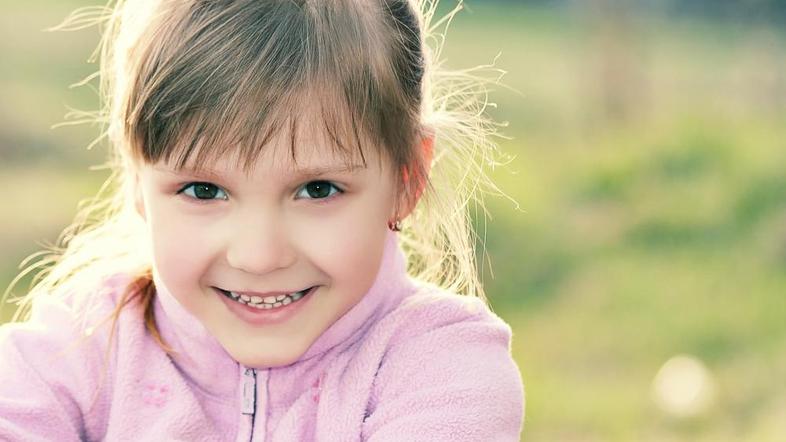 Otrok mora biti srečen pri očetu in očimu. (Foto: Shutterstock)