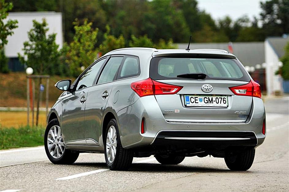 Toyota auris sports tourer