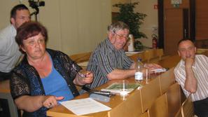 Sosedje nuklearke so peturno sejo spremljali polni pričakovanj, domov pa odšli r