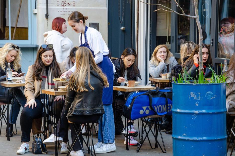 Novice: Teh del se mladi izogibajo - Lokal