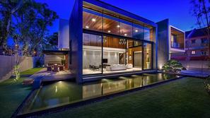 Urejena okolica hiše za prijetno bivanje