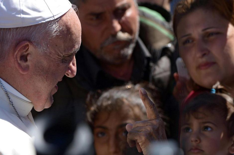 Papež na otoku Lezbos obiskal begunce | Avtor: EPA