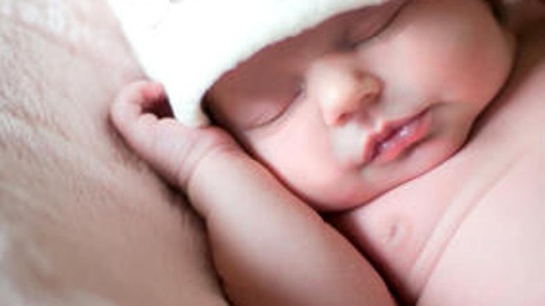 Spite tudi vi, ko spi vaš dojenček?