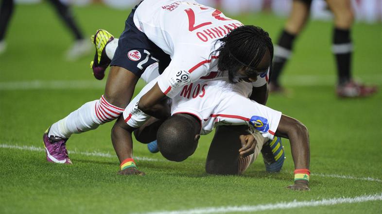 Slavje Gervinha (na vrhu) in strelca drugega gola Mousse Sowa v Parizu. (Foto: R