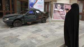 Na fotografiji poškodovan avtomobil profesorja, ki je bil ubit v napadu