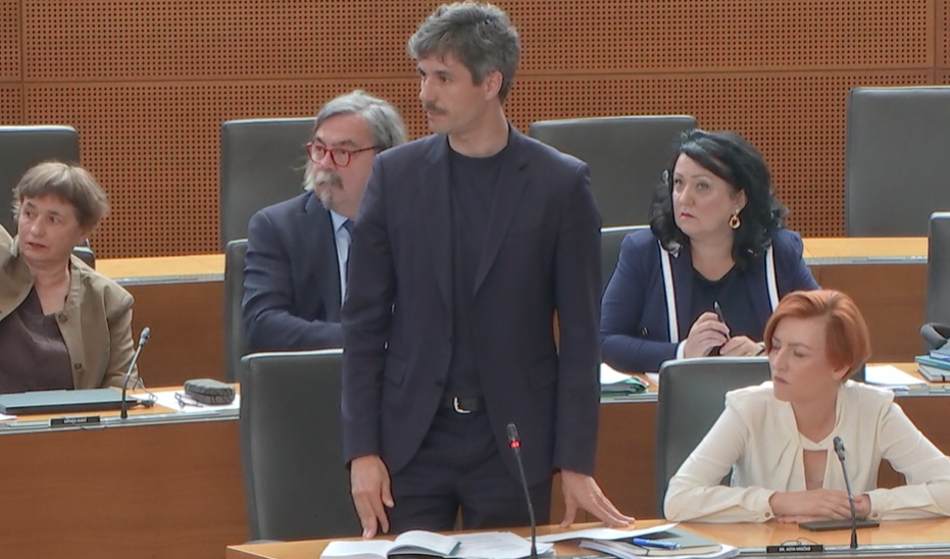Počilo že na začetku seje: Predlagam, da si vzamete pet minut pavze