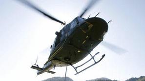 Ponesrečenega in njegova soplaninca so v dolino odpeljali s helikopterjem. (Foto