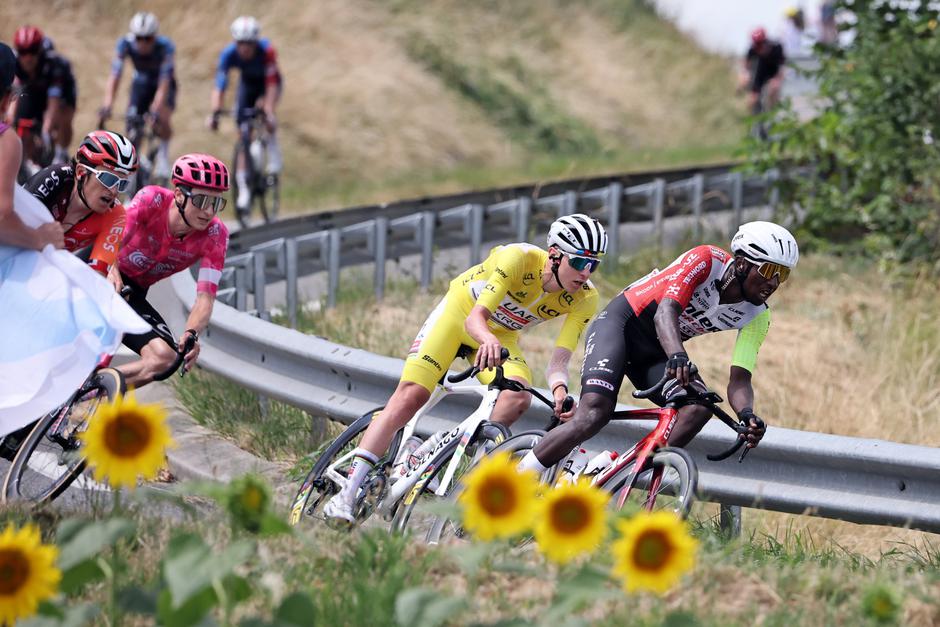 Biniam Girmay in Tadej Pogačar | Avtor: Epa