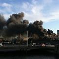 Ognjeni zublji in visok steber črnega dima se vidijo daleč naokoli. (Foto: news.