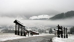 V Ratečah je zapadlo okoli 15 centimetrov snega. (Foto: Andraž Sodja)