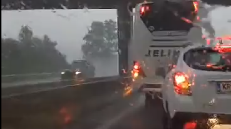 Toča na avtocesti pri Ivančni Gorici