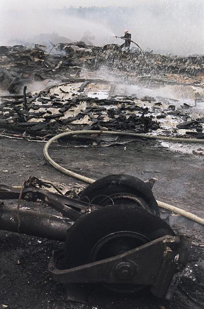 Letalo je po nesreči povsem razpadlo, večina ga je zgorela. (Foto: Reuters)