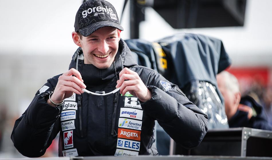 Poglejte, h kateri lepotici se stiska smučarski skakalec Žiga Jelar