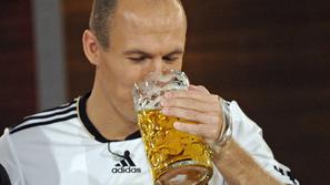 Pivo je "tankal" le poškodovani Arjen Robben, in sicer v nedeljo na televiziji. 