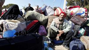 Egiptovski delavci čakajo na evakuacijo ob libijsko-tunizijski meji. (Foto: Reut