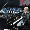 Vladimir Putin za klavirjem na dobrodelni prireditvi v Sankt Peterburgu. (Foto: 