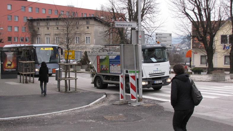 Na Občini Kranj pravijo, da bodo steber na Stritarjevi ulici prestavili ob končn