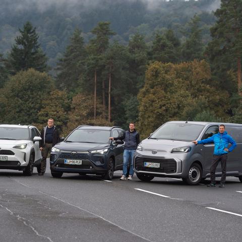 Preizkus zaviranja s Toyotinimi vozili na AMZS poligonu varne vožnje na Vranskem.