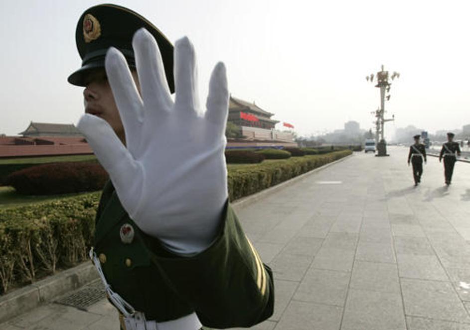 Kitajske oblasti so poskrbele za poostren nadzor ob prihodu olimpijskega ognja, 