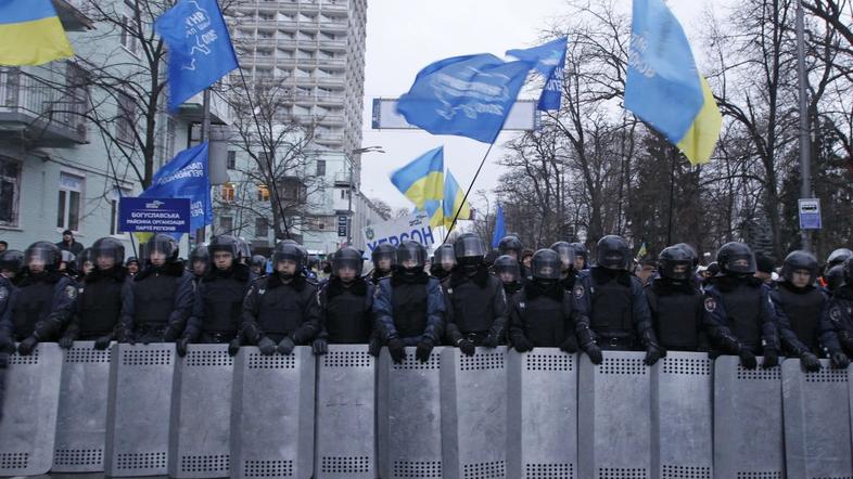 protesti Ukrajina Kijev policisti 