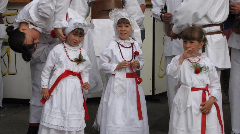 Da bi otroci, tudi ko bodo odrasli, ostali doma, Belokranjci bijejo plat zvona z