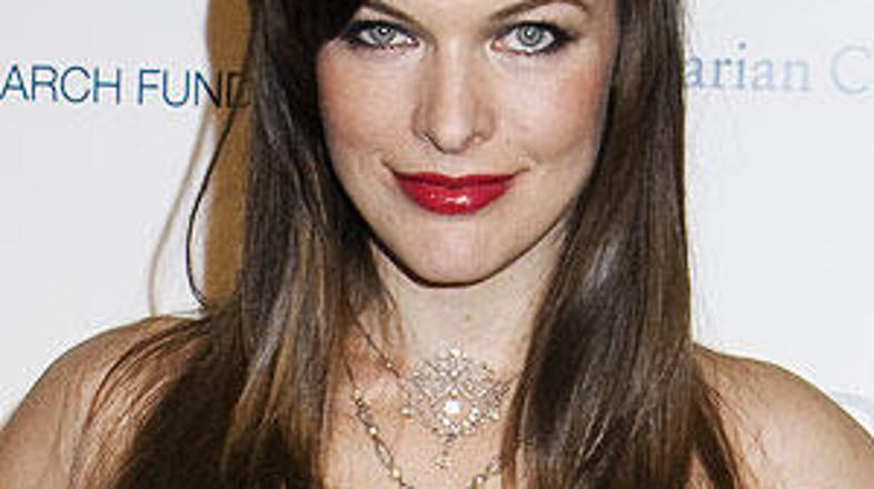 Milla Jovovich je temno naličene ustnice odlično kombinirala z večerno obleko.