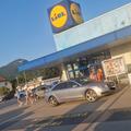 Audija parkiral kar pred vhodom v Lidl