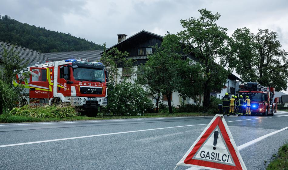 Odkrite strehe, podrta drevesa: V delu države razmere hitro uhajajo izpod nadzora