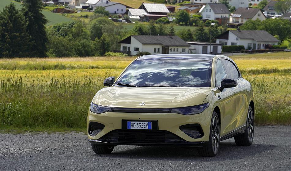 Električni 'hot hatch' za 23 tisočakov? Leapmotor B05 napada evropske velikane ...